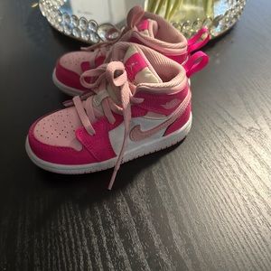 Little girl Jordan 1s size 8c